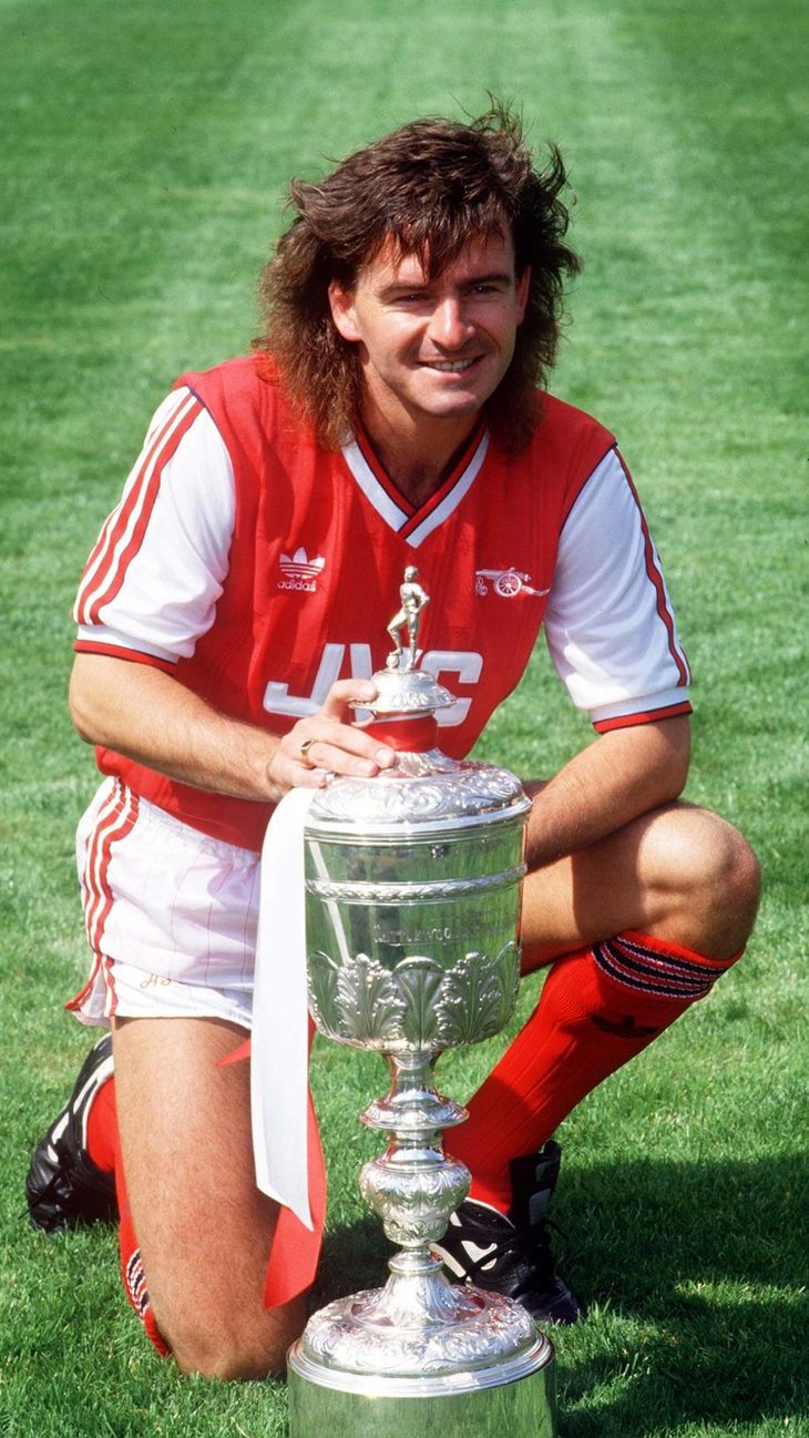 Charlie Nicholas med trofæet, da Arsenal i 1987 havde vundet liga-cuppen. Foto: All Over Press