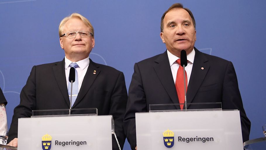 Side om side. Löfven står last og brast om Peter Hultqvist, som her står til venstre for den svenske statsminister. Foto: AP
