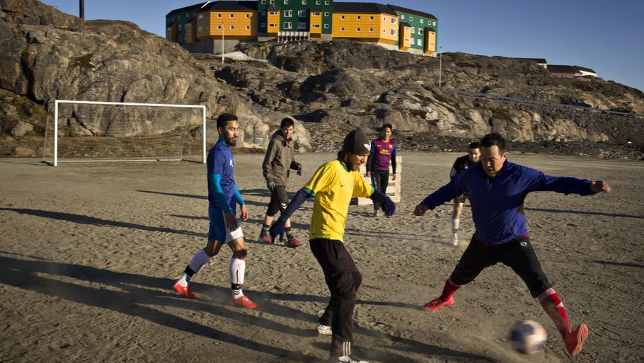 Tekle Ghebrelul er blevet fyret som Grønlands landstræner. Her spiller en flok grønlandske mænd fodbold på øen. Arkivfoto: Martin Lehmann