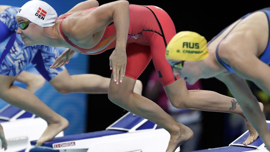 Pernille Blume skyder god fart gennem vandet i sin favoritdisciplin ved VM i Ungarn. Foto: AP Photo/Michael Sohn.