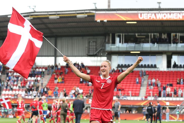 Sanne Troelsgaard vifter med det danske flag ovenpå sejren. Foto: Hollandse Hoogte