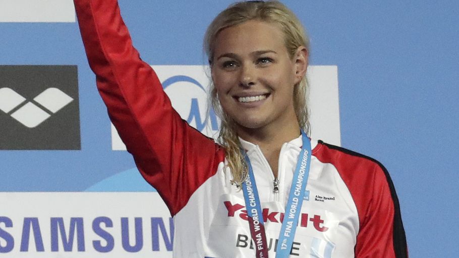 Pernille Blume har siden OL-triumfen var Danmarks største svømmestjerne. Her ses hun på medaljeskamlen under VM sidste sommer, hvor hun vandt bronze i 100 meter fri. Foto: Michael Sohn/AP