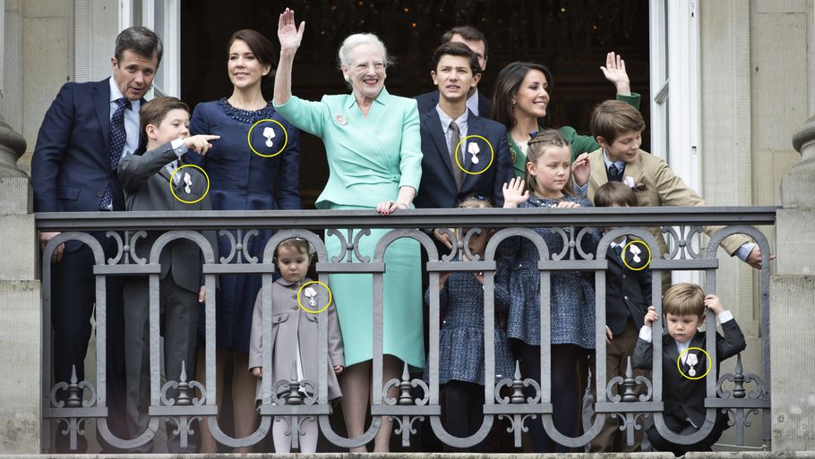 Den kongelige familie iført de særlige erindringsmedaljer i forbindelse med dronningens 75-års fødselsdag i 2015. Foto: Philip Davali
