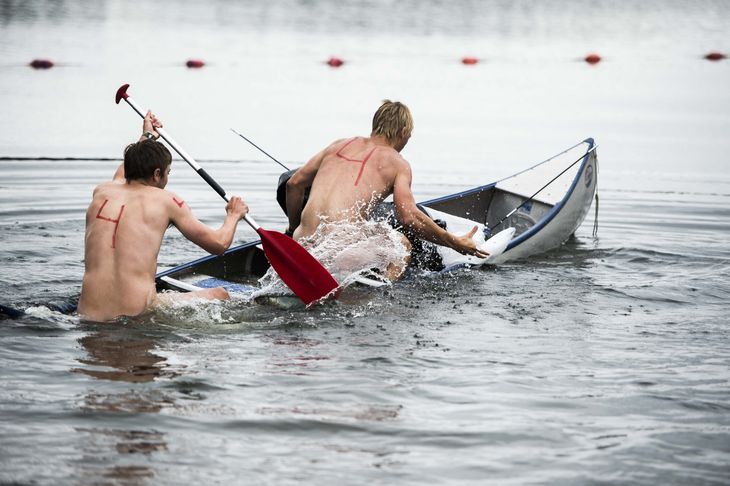Søren Gad Hvas og Lasse Juul Christiansen forsøgte forgæves at padle fart i kanoen. Foto: Stine Tidsvilde