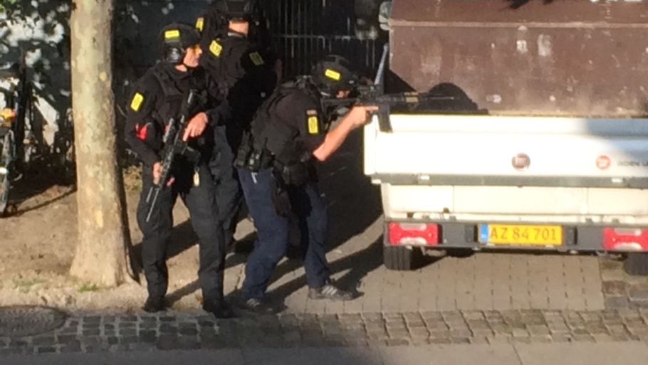 Politiet er til stede med automatvåben midt i København (Foto: Privat)