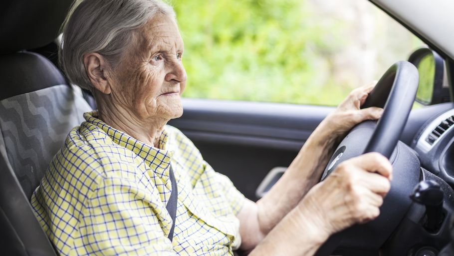 Ældre bilister har en tendens til at køre for stærkt i områder, de kender godt. Foto: Colourbox