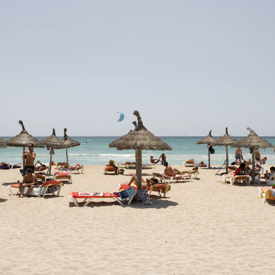 Populær ferie-ø lukker strandene Vandet er fyldt med lort