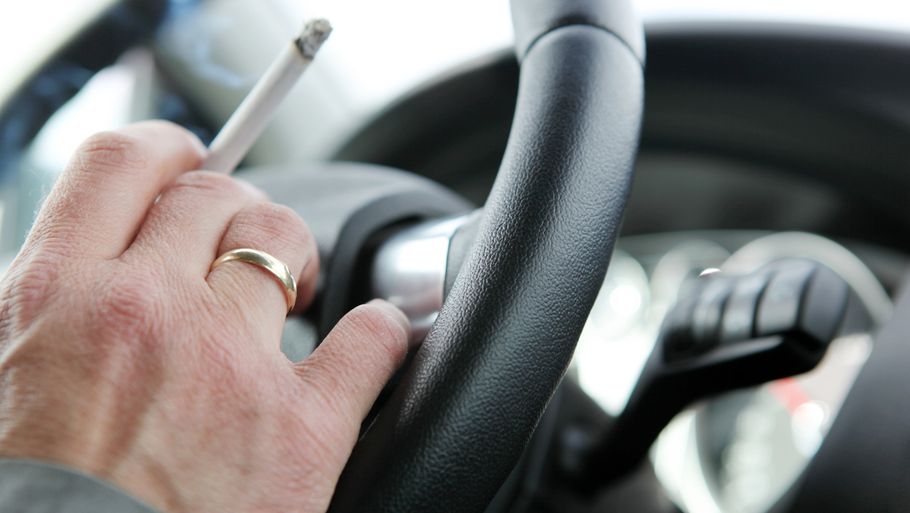 Det kan være en særdeles dårlig forretning at tænde en cigaret i din bil, da det går ud over salgsprisen. Foto: Colourbox