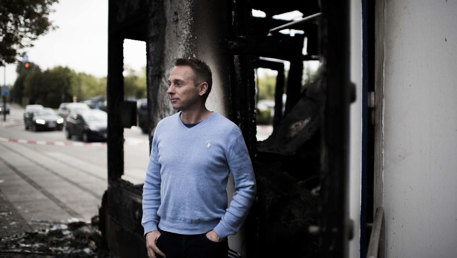 Brian Larsen foran sin udbrændte pølsevogn. Foto: Stine Tidsvilde