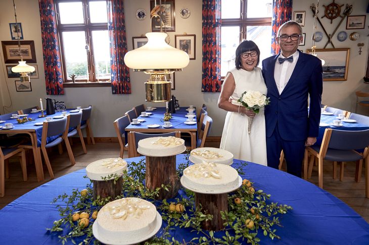 Rosa og Carsten serverede kaffe og bryllupskage for familie og venner i Marineforeningen i Glyngøre. Foto: Claus Bonnerup