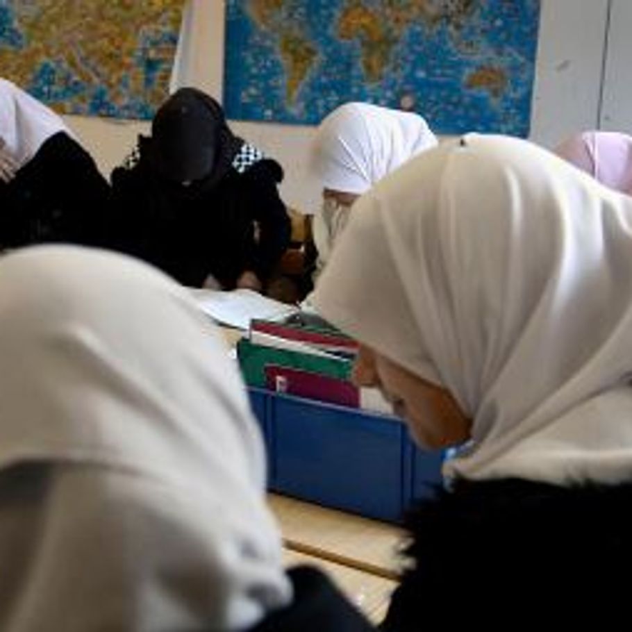 hvis Alfabetisk orden opadgående Muslimske piger skal være frie: Tørklædeforbud i europæisk land – Ekstra  Bladet