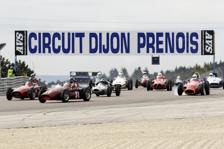 Dijon, som i sin tid husede et 'hjemløst' Schweiz Grand Prix, har i år haft besøg af de historiske racerbiler. Motorsport har i mere end et halvt århundrede været forbudt i alpelandet (Foto: gerad Auriol)