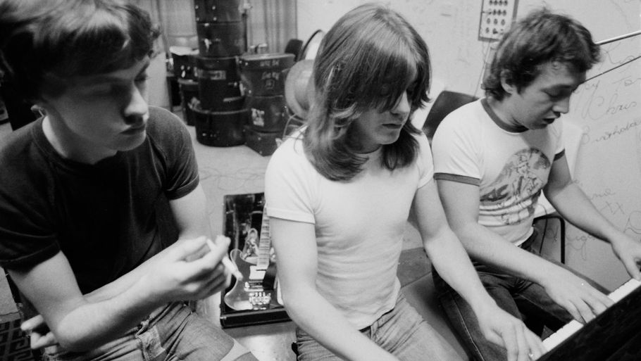 Brødrene Young i begyndelsen af 1970'erne - fra venstre: Angus, Malcolm og George. Foto: Parlophone