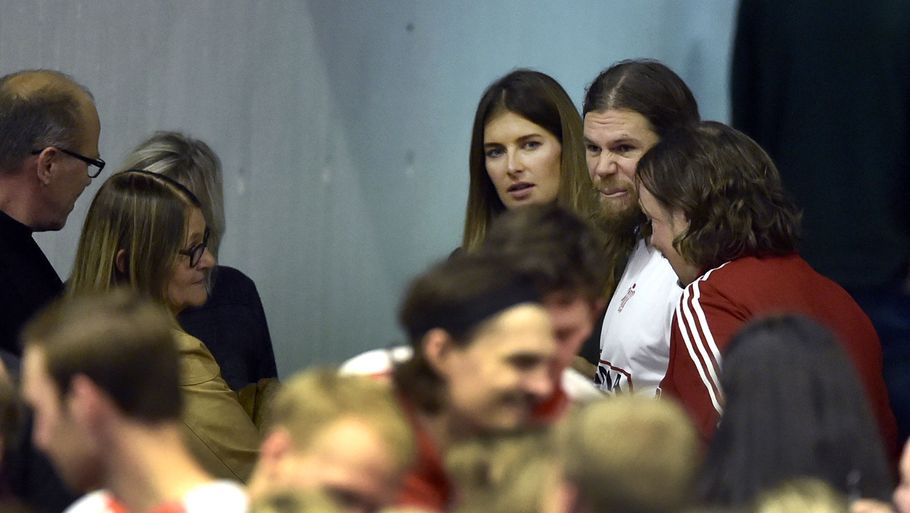Mikkel Hansen viste kæresten Stephanie Gundelach frem i Brøndby Hallen efter sejren mod Norge. Foto: Lars Poulsen