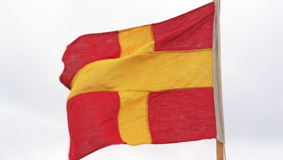 Det skånske flag ligner meget mere det danske flag end det svenske flag. (Foto: All Over Press)