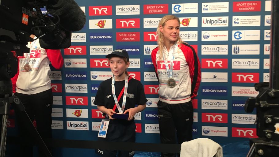 Pernille Blume gav sin bronzemedalje væk til 12-årige Luna, der har været frivillig under mesterskaberne i Royal Arena. Privatfoto