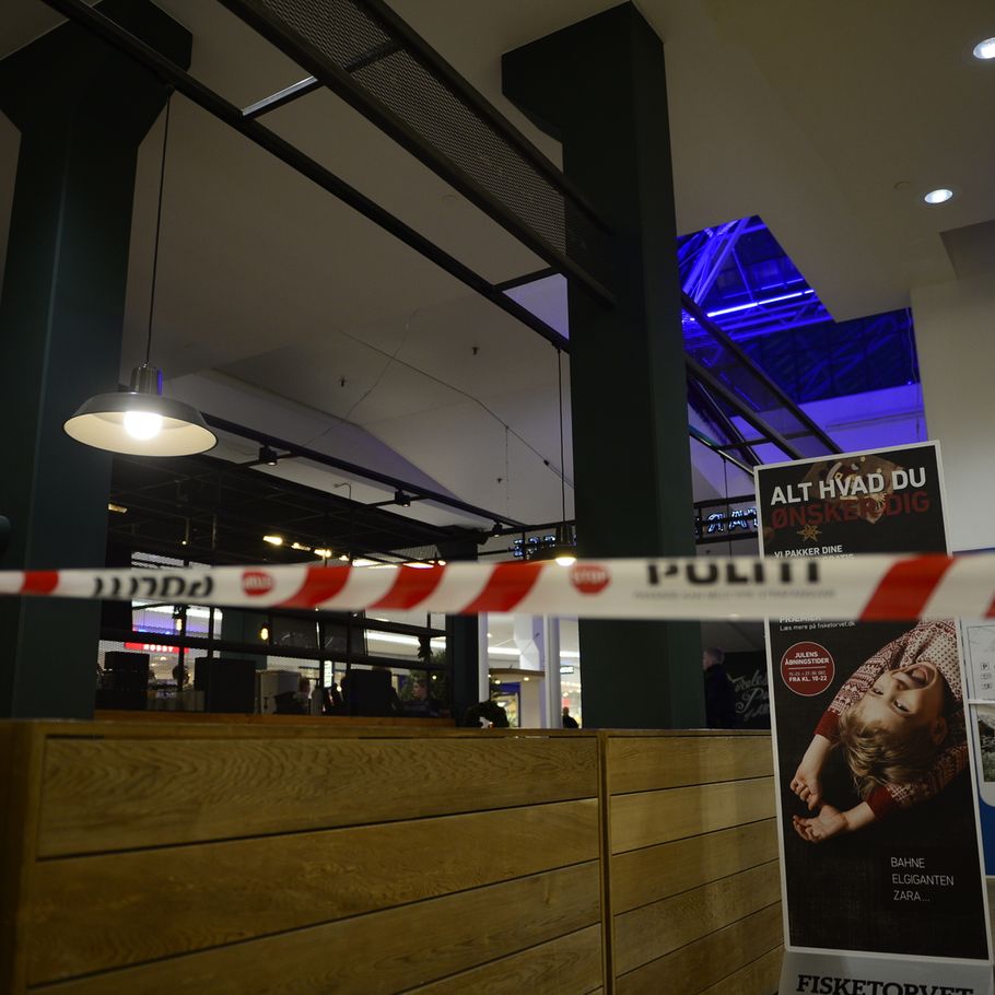 Lille dreng styrter ned i shoppingcenter