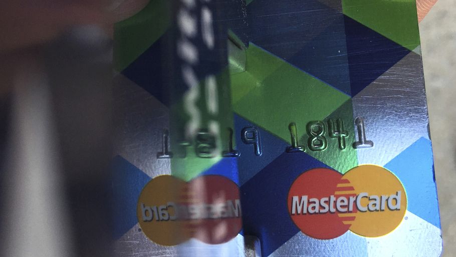 Siden nytår har det været forbudt at tage gebyrer, når du bruger en række af udvalgte kreditkort. Foto: Toby Talbot/AP