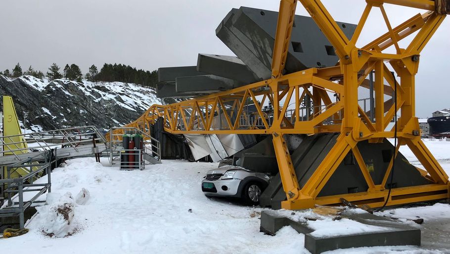 En 40 meter høj kran blæste ned i en bil i Trøndelag i Norge under stormen. Ingen kom dog noget til.
Foto: Tipser / NTB scanpix