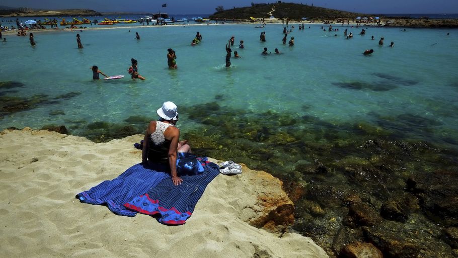 Nissi Beach er eventyrligt. Men opholdet var ikke et eventyr for en dansk familie. Foto: Petros Karadjias/AP