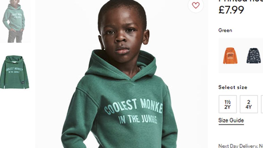H&M er kommet i massiv modvind fra alle leder og kanter, efter de har iført en sort drengemodel i denne trøje. Foto: AP