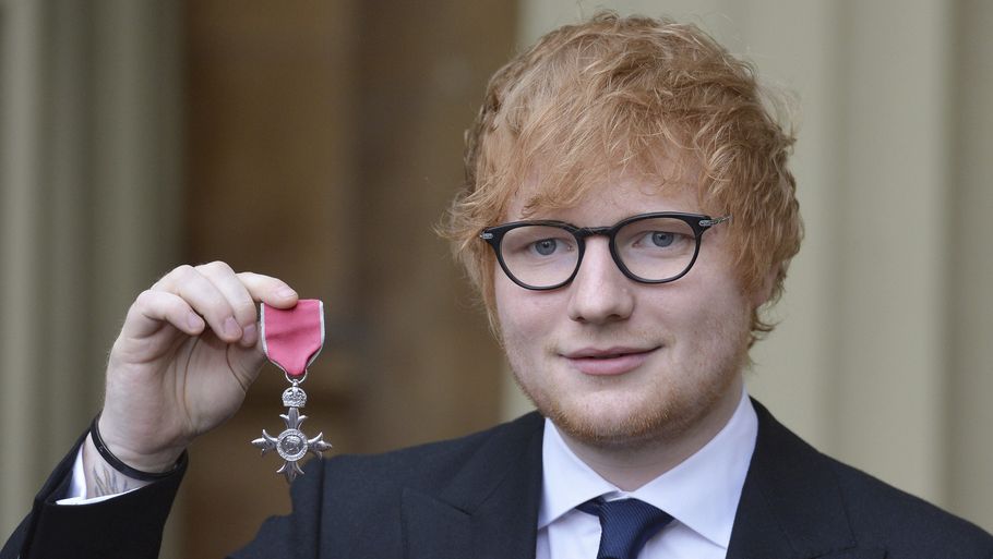 Ed Sheerans år blev ekstra mindeværdigt, da han fik ordenen MBE - han turnerer i Europa til sommer, men spiller ikke i Danmark. Foto: AP