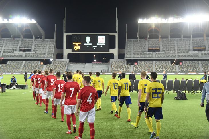Danmark og Sverige marcherer ind på Zayed Sports City i Abu Dhabi. Foto: Björn Larsson. 