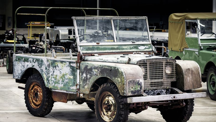 Der er en helt særlig grund til, at Land Rover nu vil i gang med at restaurere denne bil, som blev fundet i en have. Foto: Land Rover