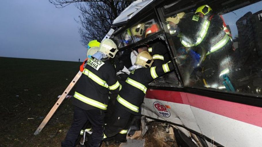 Her forsøger brandvæsnet i Prag at redde sårede passagerer ud af bussen. (Foto: Prag Firebrigade)