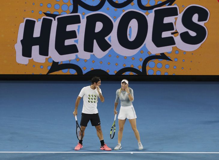 Caroline og Roger endte så også med at blive turneringens helte, vindere af de to singlerækker. Foto: AP
