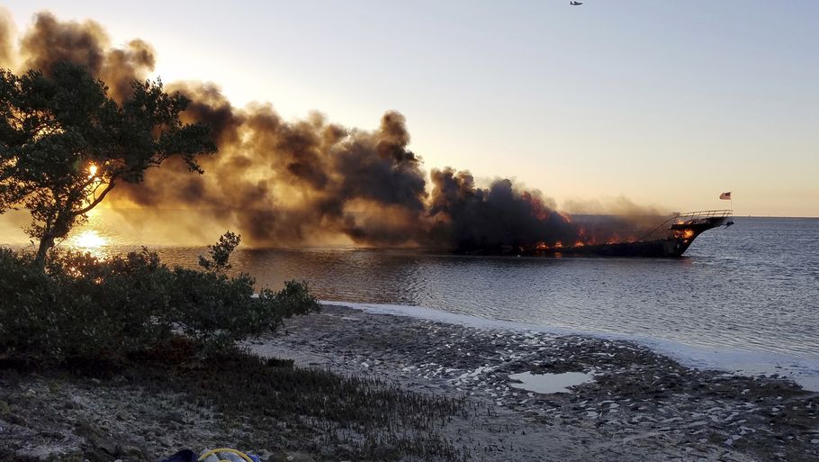 Passagererne måtte springe for livet, da der udbrød brand på båden. Foto: AP