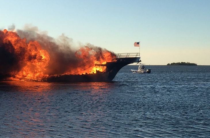 Den 20 meter lange båd blev fuldstændig opslugt af flammerne. Foto: AP