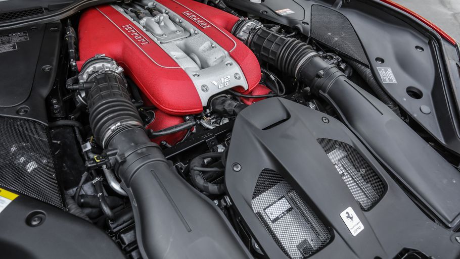 Motoren i en Ferrari har altid udgjort hjertet - men i fremtiden kan motoren blive væsentlig anderledes, end vi er vant til. Foto: Ferrari