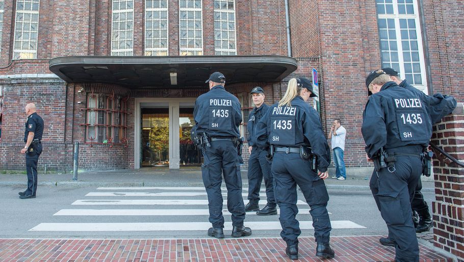 Det er på banegården i Flensburg, at de afviste asylansøgere anholdes for ulovlig indrejse fra Danmark til Tyskland.
Foto: AP/Benjamin Nolte