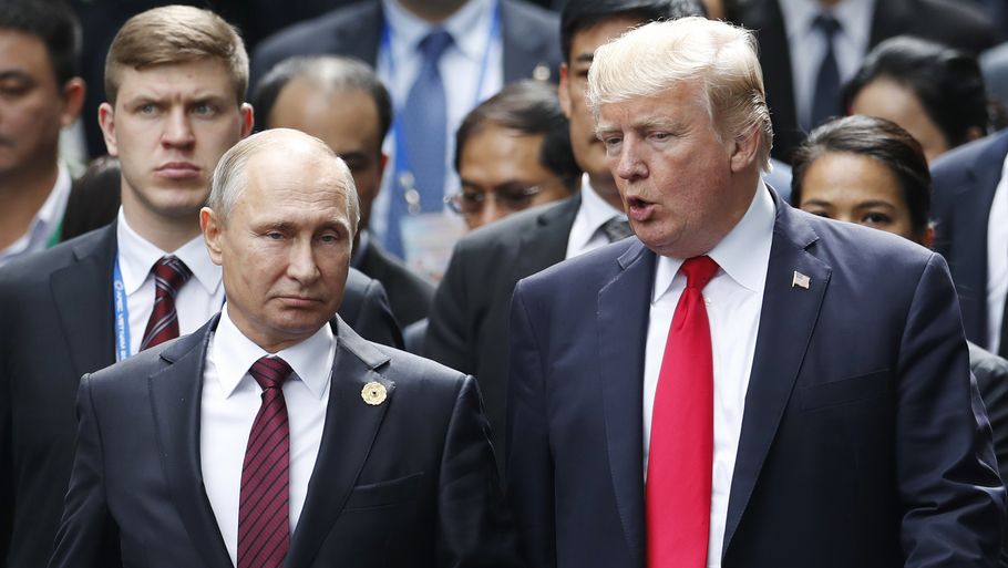 Donald Trump og Vladimir Putin i snak. Men angiveligt er de begge i gang med at opruste (Foto: AP)