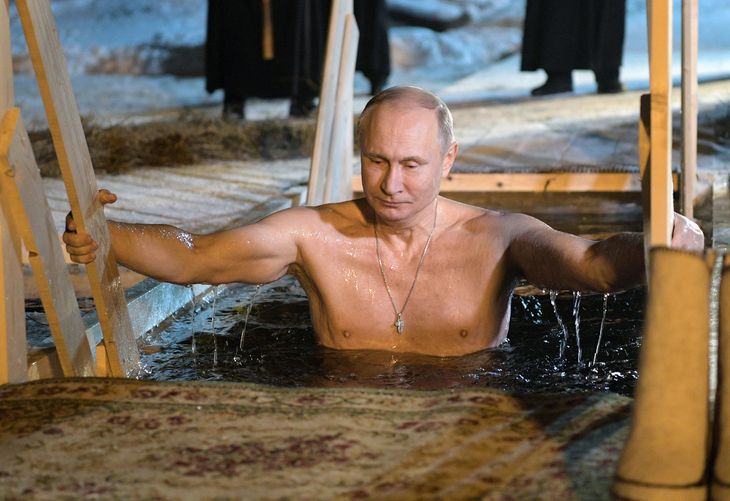 Vladimir Putin hoppede et smut i et iskoldt vandbad. Det er en russisk tradition den 19. januar (Foto: AP)