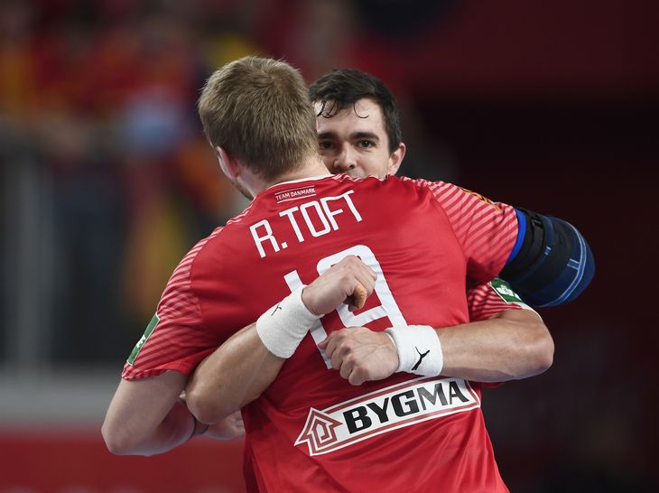 Rasmus Lauge og René Toft krammer hinanden efter sejren over Tyskland. Foto: Lars Poulsen