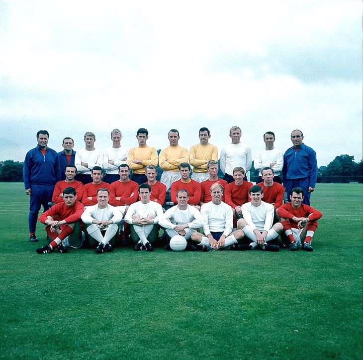 Englands legendariske VM;-hold fra 1966. Jimmy Armfield sidder i midten yderst til venstre. Foto: AP/Ritzau Scanpix