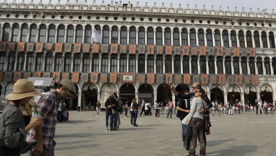 Her er billede af turister på Piazza San Marco i Venedig (Foto: AP)