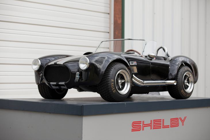Er du mere til amerikanere, kunne man også købe en Shelby Cobra med sidepipes. Foto: RM Sothebys