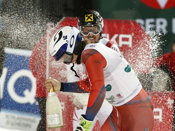 Marcel Hirscher og Henrik Kristoffersen sprøjtede champagne på hinanden, men det var EFTER løbet. Foto: AP
