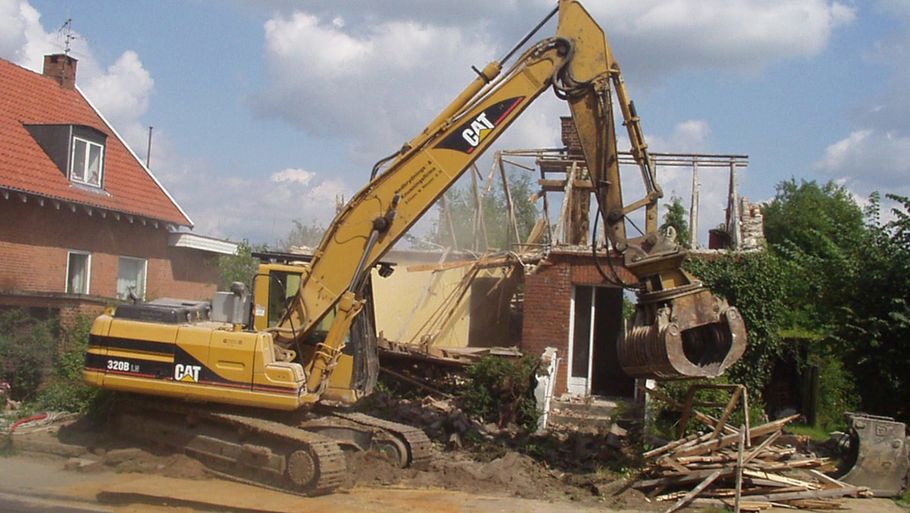 Trænger boligen til en gennemgribende renovering, kan en nedrivning være den rette løsning. Foto: Bolius