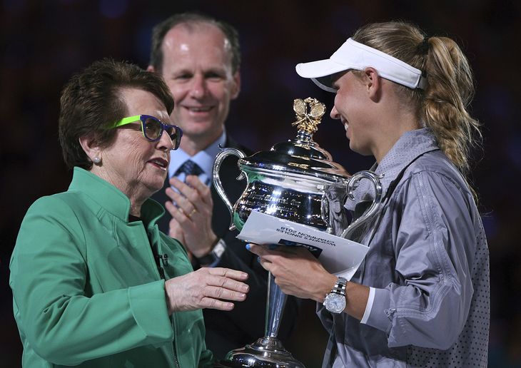 Det var Billie Jean King der overrakte trofæet til Caroline Wozniacki, da hun vandt Australian Open i januar. Foto: Andy Brownbill/AP
