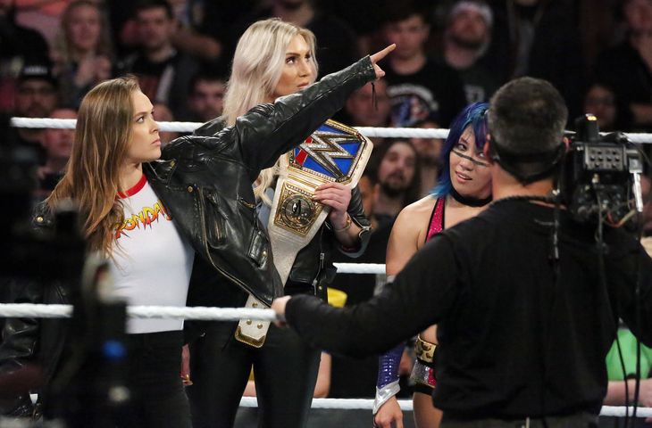 Ronda Rousey i det ikoniske 'Rowdy' Roddy Piper-outfit peger mod sin debut i Wrestle Mania. Foto: Insight Media/All Over Press