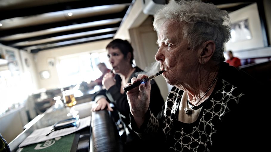 Skal det være lovligt at dampe e-cigaret på steder, hvor der er rygeforbud? Arkivfoto: Tariq Mikkel Khan