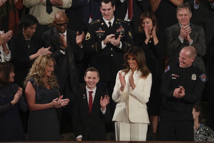 Melania Trump med sine gæster gør klar til at overvære præsident Trumps tale. Foto: AP