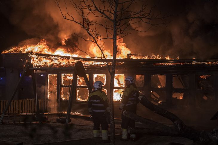 Det var et sandt inferno, der mødte brandfolkene i nat. Foto: Kenneth Meyer.