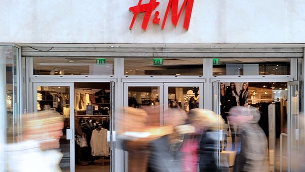 Kunder raser mod H&M's onlinesalg: baby er snart for stor til det tøj Ekstra