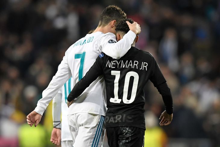 Neymar med armen om den mand, som han muligvis skal løfte arven efter på Santiago Bernabéu. Foto: Gabriel Bouys