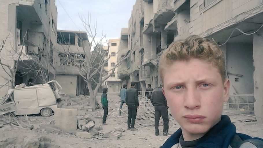 15-årige Muhammed Najem filmer og tager billeder fra Ghouta i Syrien, hvor han bor og oplever de mange bombeangreb. Foto: PRIVATFOTO